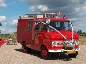 Brandbil pyntet til bryllup
